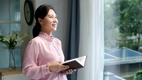 Isang Maliit na Dahon ng Damong Tumubo Kasama ng mga Palumpong